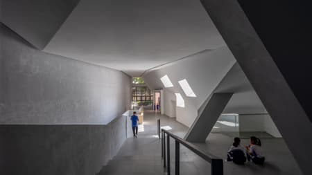 Hongling Middle School Shixia Campus